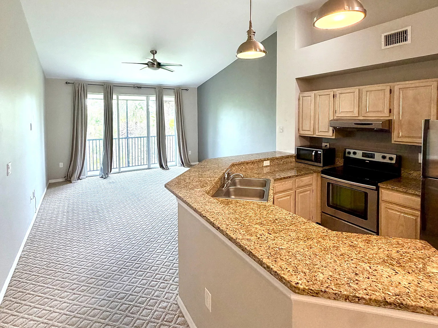1 bed, 815 sqft, $2,400 — Photo 3