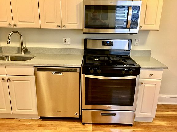 3rd image of 847 Clarence Ave APT 2