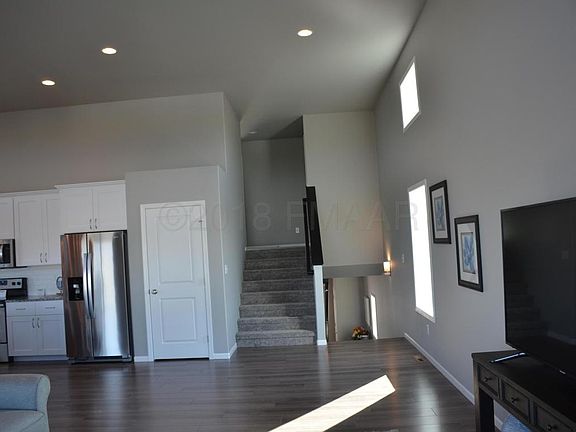 4th image of 925 Albert Dr W