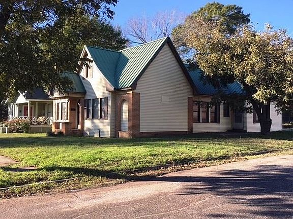 2nd image of 521 Cedar St