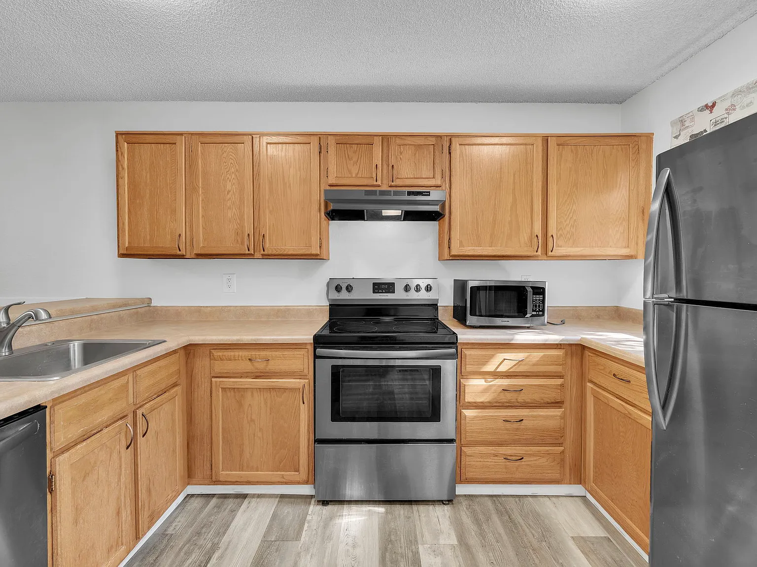3 bed, 1.5 bath, 1470 sqft, $2,300 — Photo 2