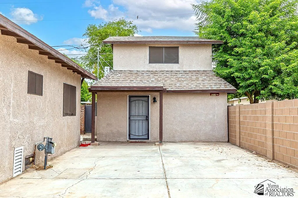 1 bed, 1.0 bath, 450 sqft, $900 — Photo 1