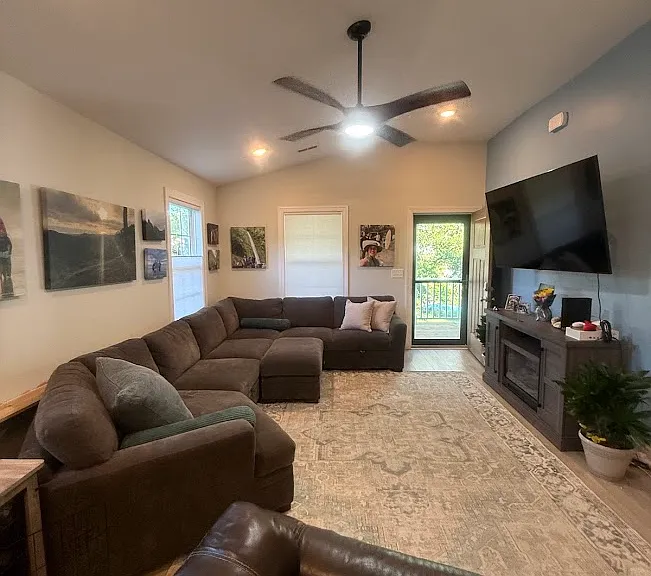 406 Caverly Ln — Photo 16
