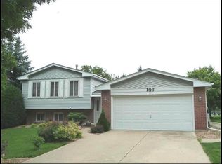 106 W Beech Dr, Schaumburg, IL 60193