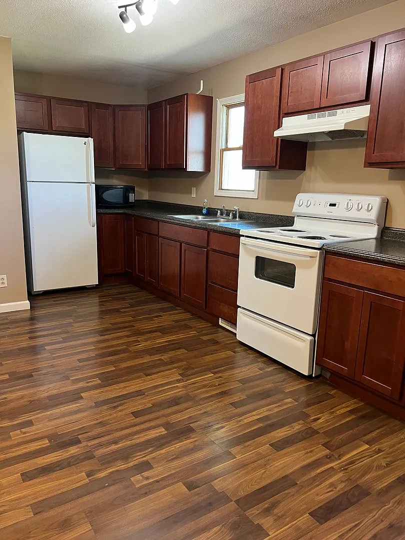 102 E Spring St — Photo 3