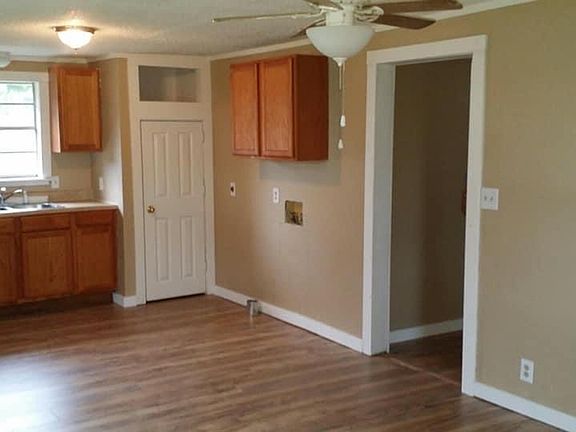 3rd image of 813 Carter St
