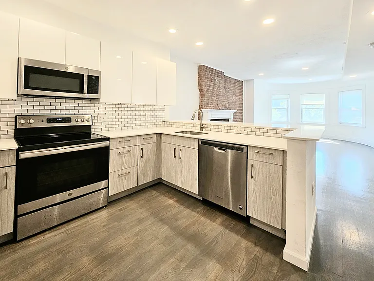 1406 Beacon St #7 — Photo 2