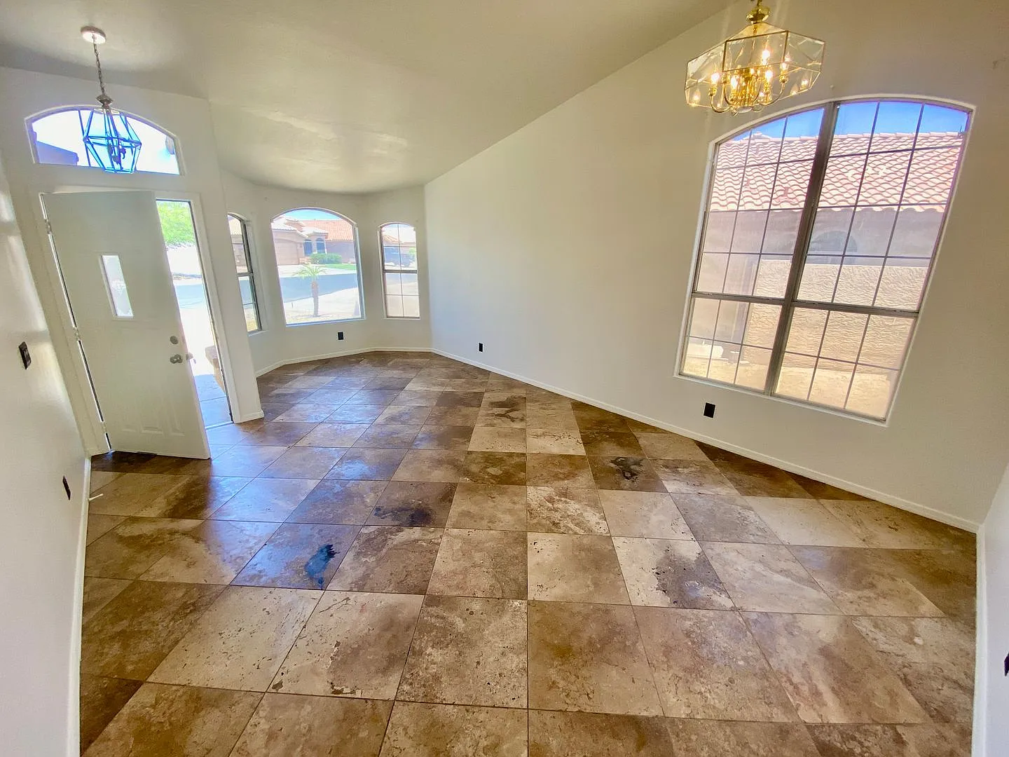Spacious 4 Bedroom, 2.5 Bath in Avondale — Photo 4