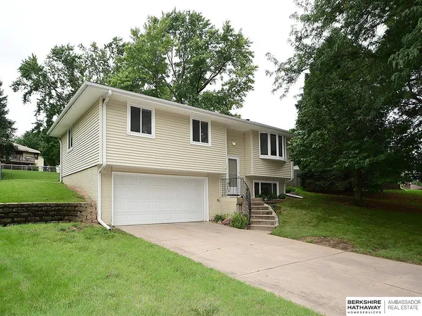 5907 Deerwood Dr, Lincoln, NE 68516
