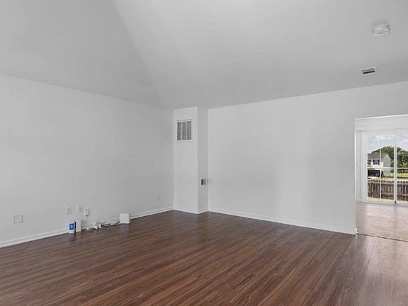 5th image of 218 Nottingham Ln