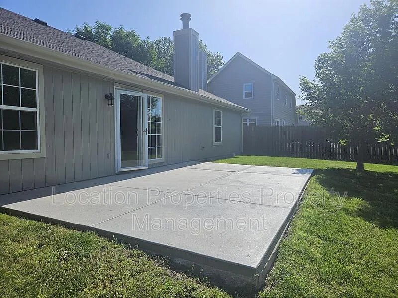 4 bed, 2.0 bath, 1881 sqft, $2,695 — Photo 3