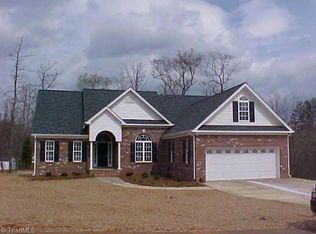 16 Redland Way, Advance, NC 27006