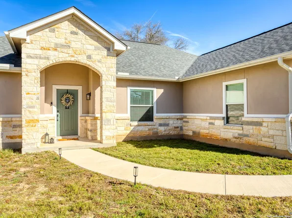 521 County Road 6868 E, Natalia, TX 78059