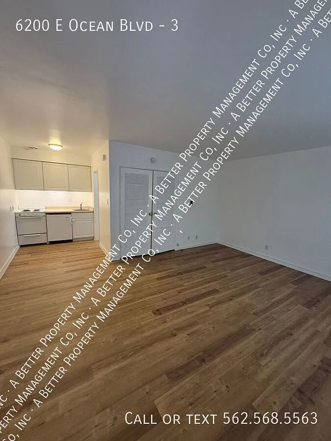 Lower Studio Near the Beach & Bay! Hardwood laminate floors,stove & fridge — Photo 1