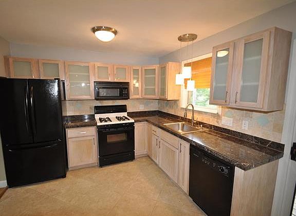 5th image of 14 Cedar Park Dr