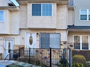 31 Scenic Ln, Staten Island, NY 10304