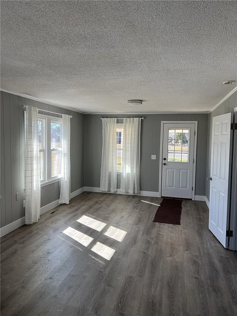 3 bed, 1.0 bath, $1,300 — Photo 2
