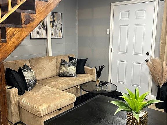 5th image of 277 Chatsworth St