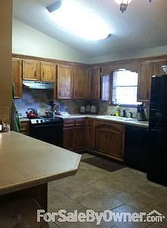 Kitchen : New countertops and back splash. Tons of cabinet space