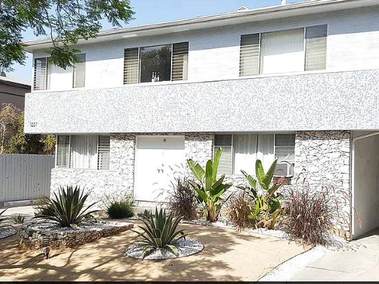 1227 N Hayworth Ave — Photo 5