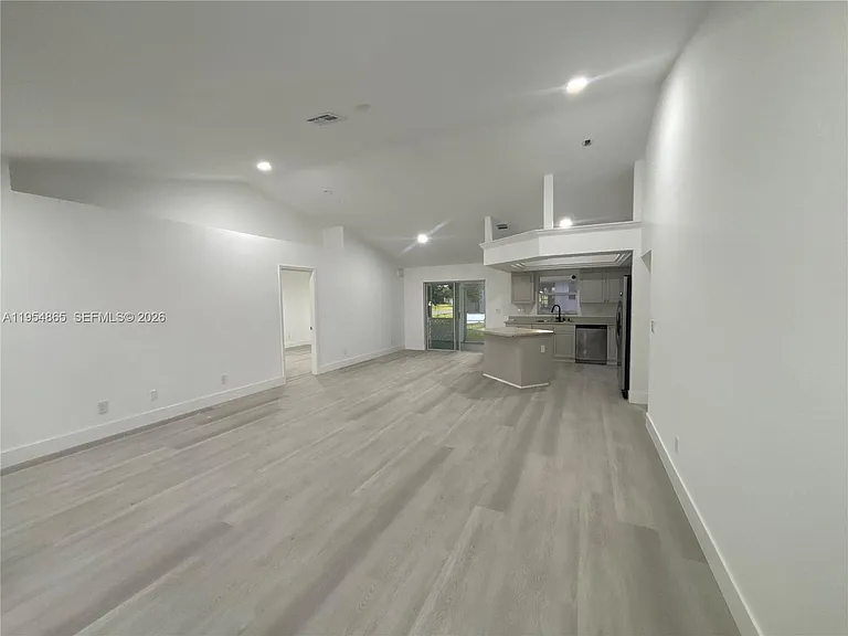 142 SW 34th Pl — Photo 10