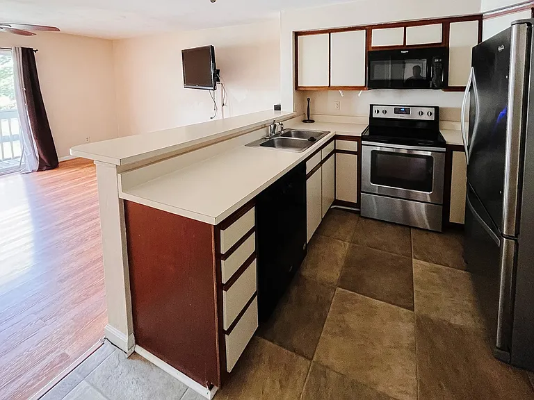 1440F Seneca Dr — Photo 2