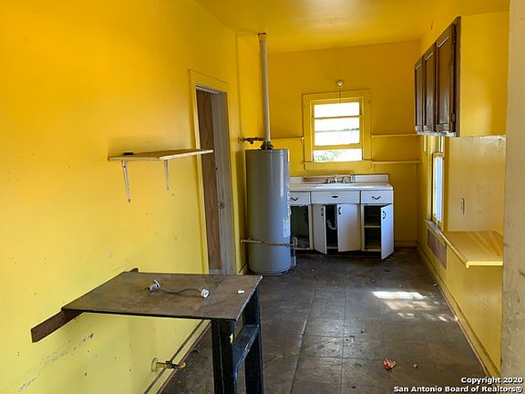 3rd image of 307 S Trinity St