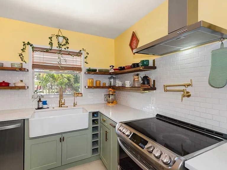2431 N Westwood Dr — Photo 2