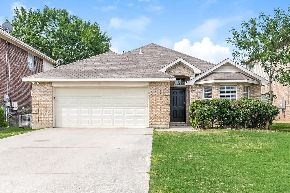 3 bed, 2.0 bath, 1956 sqft, $2,135 — Photo 1