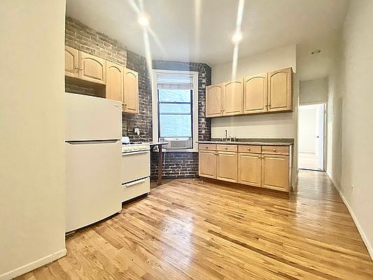 4th image of 364 W 52nd St APT 5E