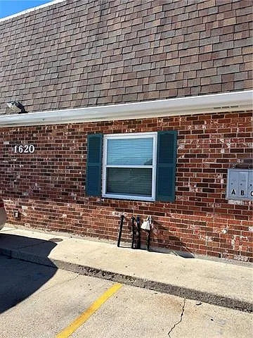Building Photo - 1620 Hickory Ave #C