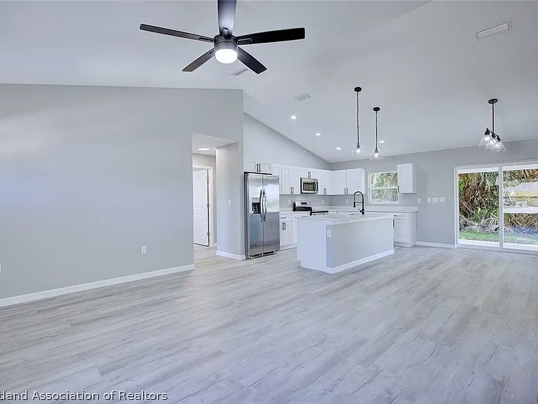 136 Friendly Cir — Photo 13