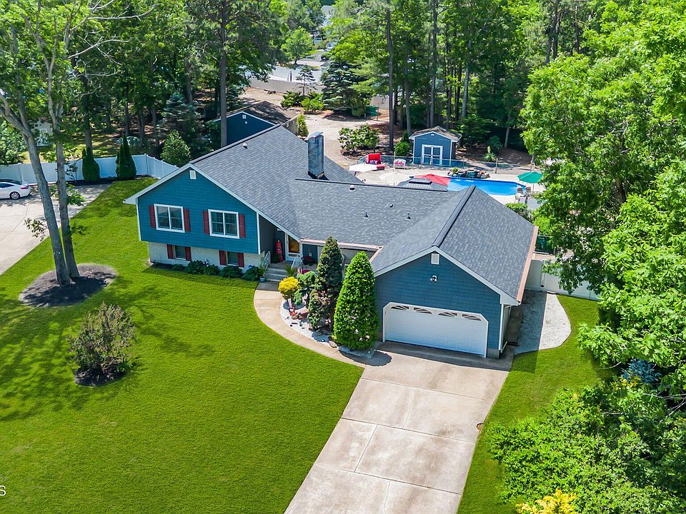1st image of 208 Quail Lane S