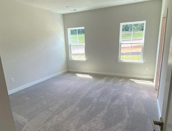 5th image of 211 Chase Dr #211