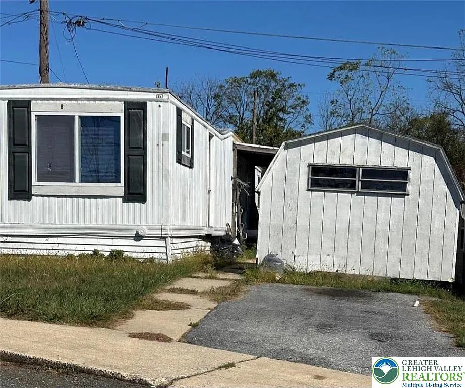 19 Roth Ave photo 1