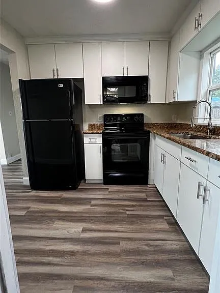 1658 Hempel Ave — Photo 11