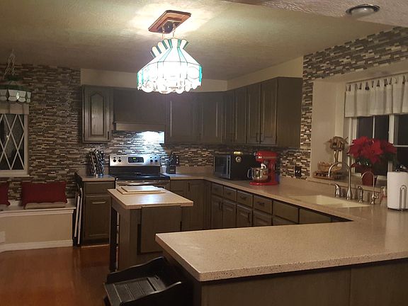 Huge kitchen, solid surface counters