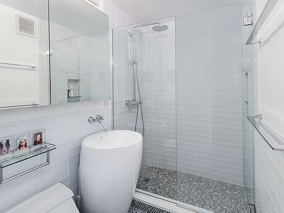 5th image of 130 W 67th St APT 2E