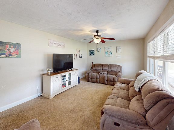 4th image of 1105 Yoakum St