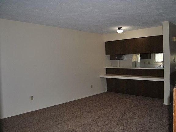 4th image of 820 Whittier Cir