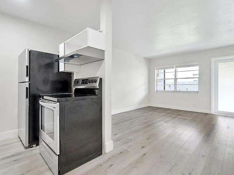 1638 Plunkett St #1 — Photo 8