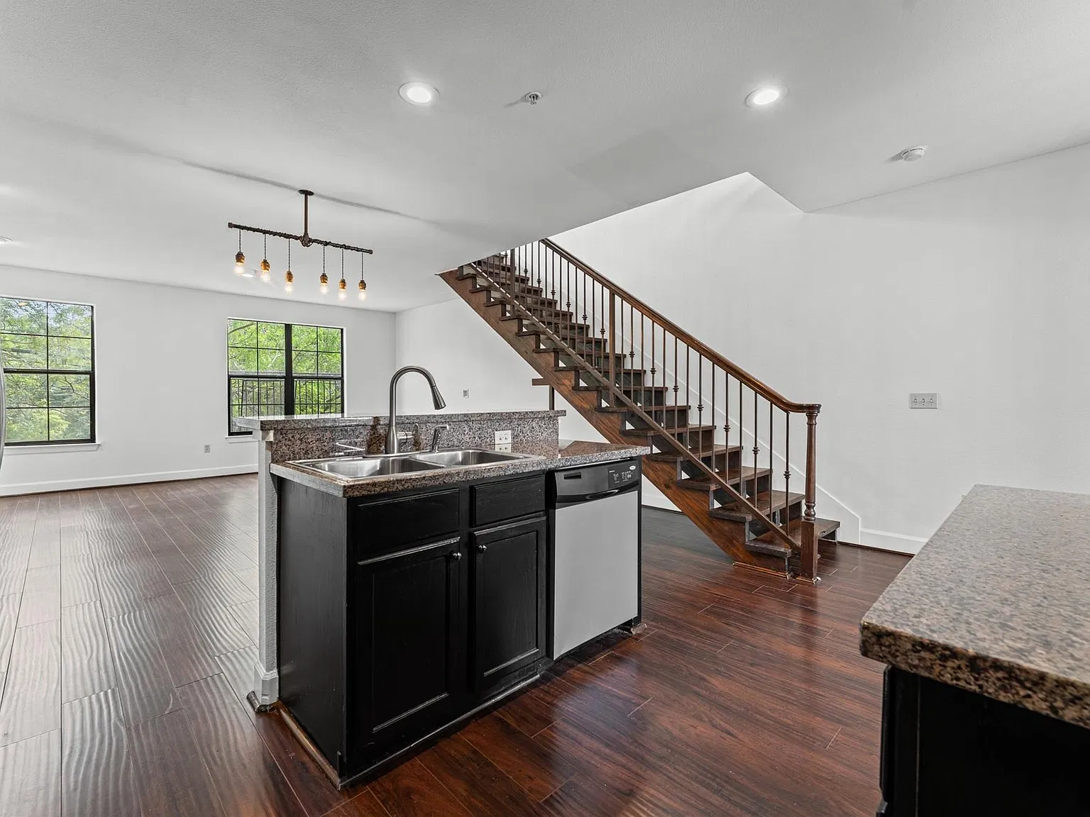 1602 Elgin St — Photo 3