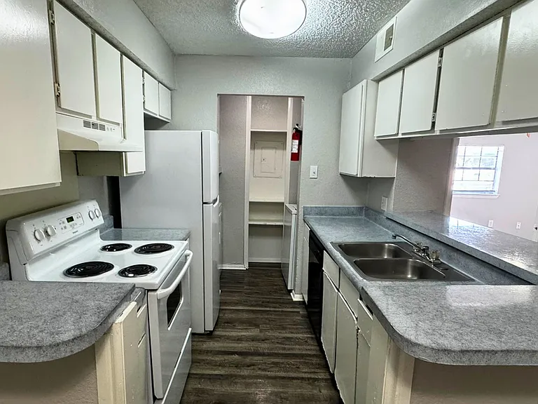 Santa Fe Apartments — Photo 5