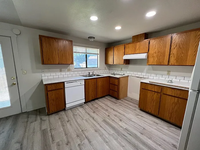 3 bed, 2.0 bath, 1172 sqft, $2,000 — Photo 3
