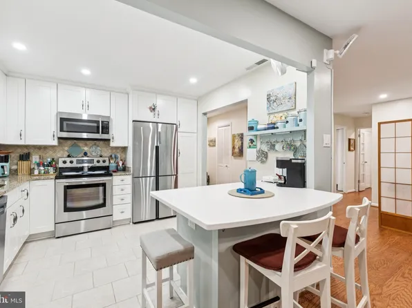 7425 Democracy Blvd APT 14, Bethesda, MD 20817