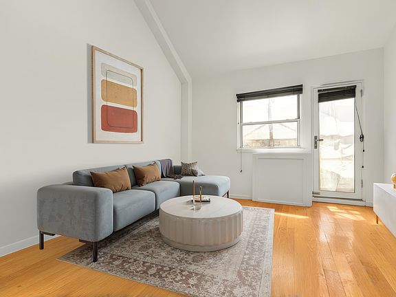 4th image of 211 Thompson St #Phj