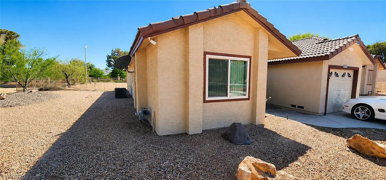 3 bed, 2.0 bath, 1388 sqft, $2,450 — Photo 4