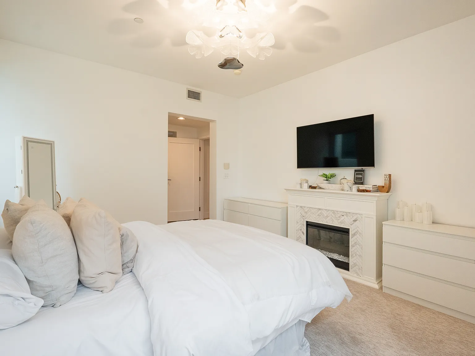 2 bed, 1832 sqft, $12,000 — Photo 3