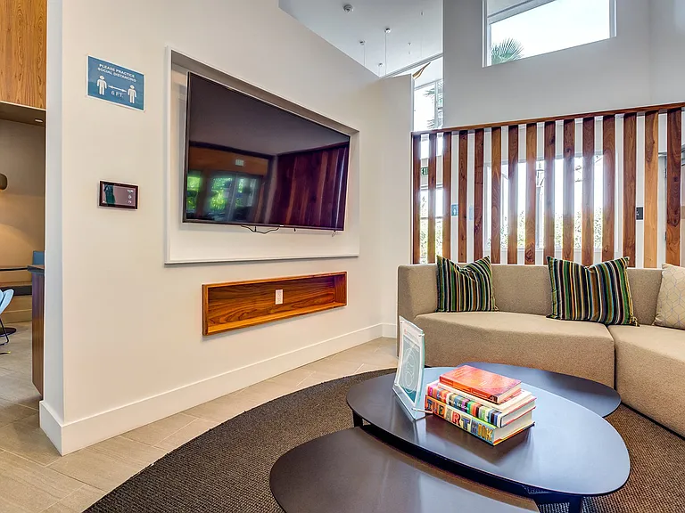 6tenEast — Photo 26