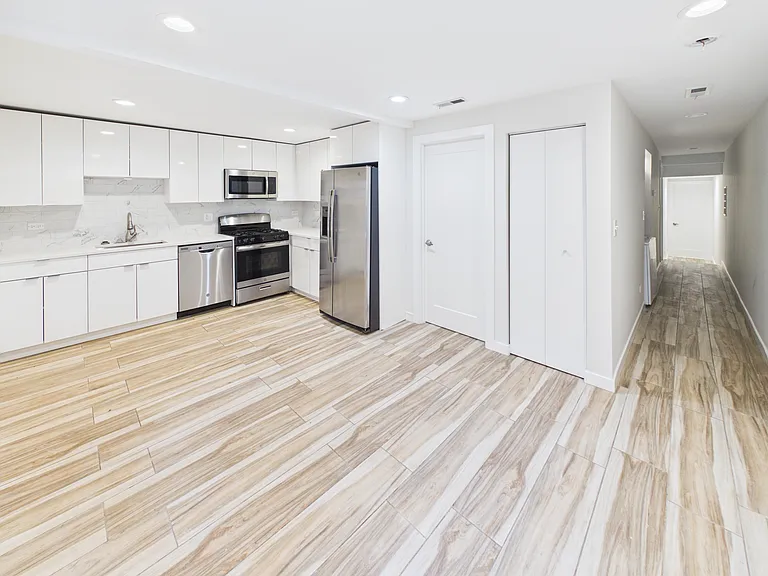 2236 S Wood St #G — Photo 6
